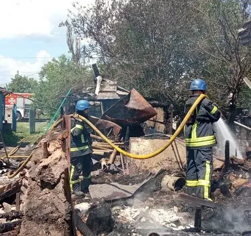 В наслідок обстрілу села Коробочкіно що на Чугуївщині, спалахнули дві господарчі споруди