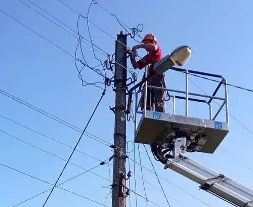 У Чугуєві відновлюють електропостачання після ракетного обстрілу