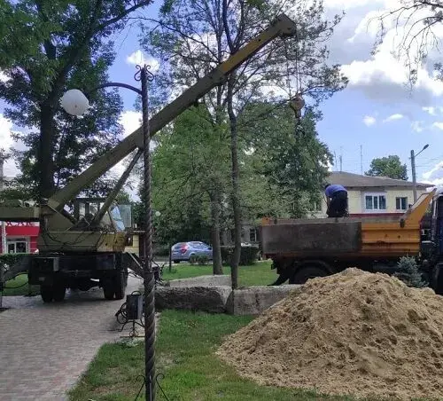 У центрі міста Чугуїв, розпочався монтаж тимчасових укриттів