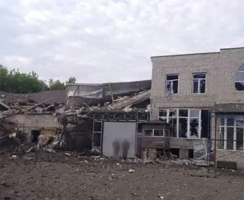В наслідок нічного обстрілу Чугуєва пошкоджено низку житлових будинків та школу