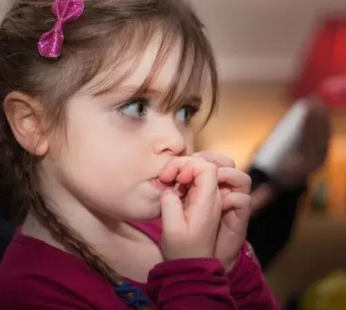 Дитина гризе нігті, що робити — Поради батькам