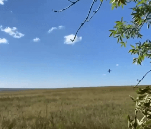 ЗСУ показали, як ліквідовують російській літак в небі над Чугуївщиною