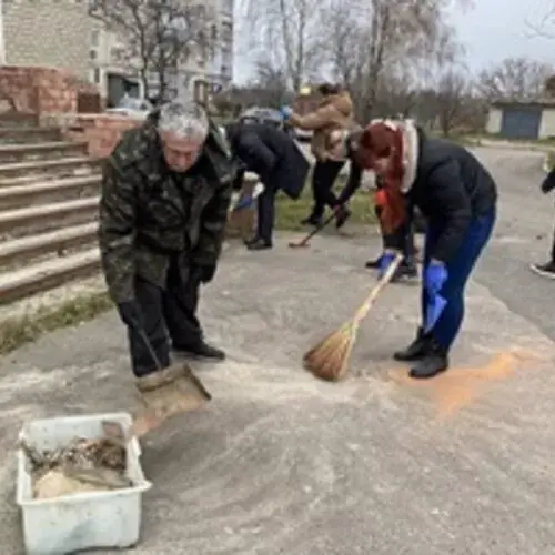 В Чугуєві прибрали наслідки обстрілів у райдержадміністрації