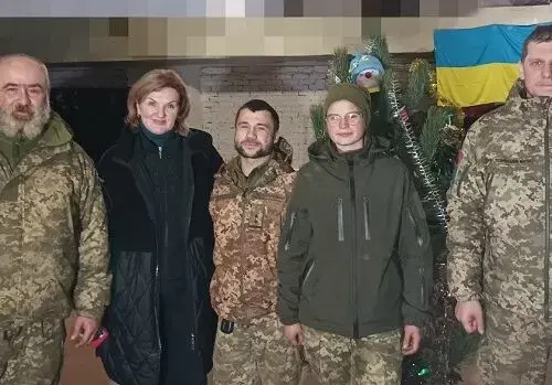Мінаєва привітала воїнів тероборони і передала подарунки від чугуївців