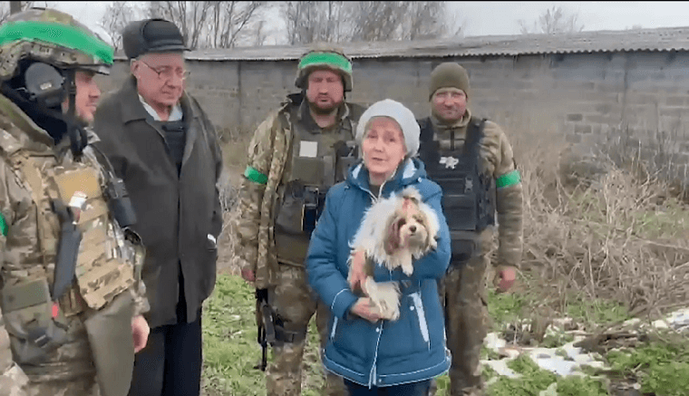 Бійці харківської ТРО евакуювали з Бахмута літню пару