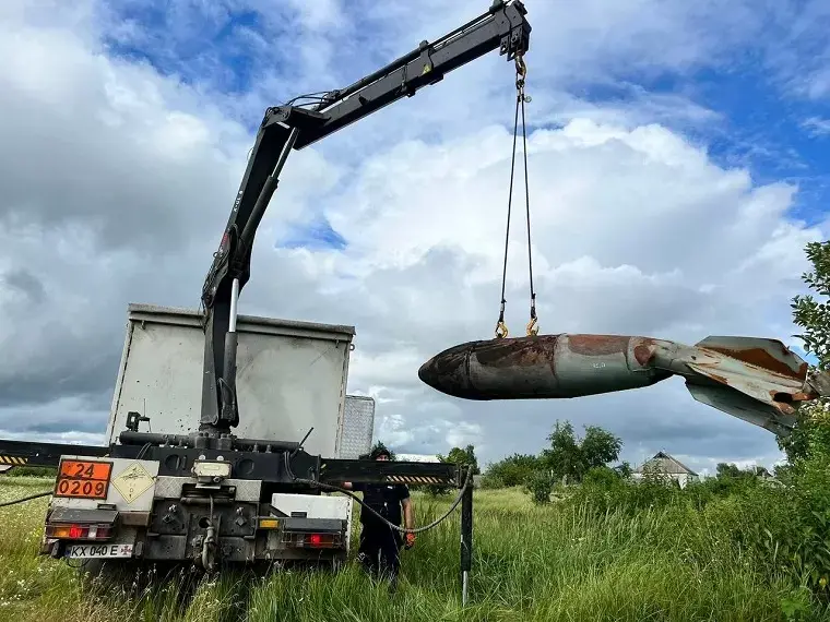На Чугуївщині сапери знайшли авіабомбу і ворожі снаряди