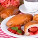 Смачні і пухкі слойки з полуницею: простий рецепт на кожен день