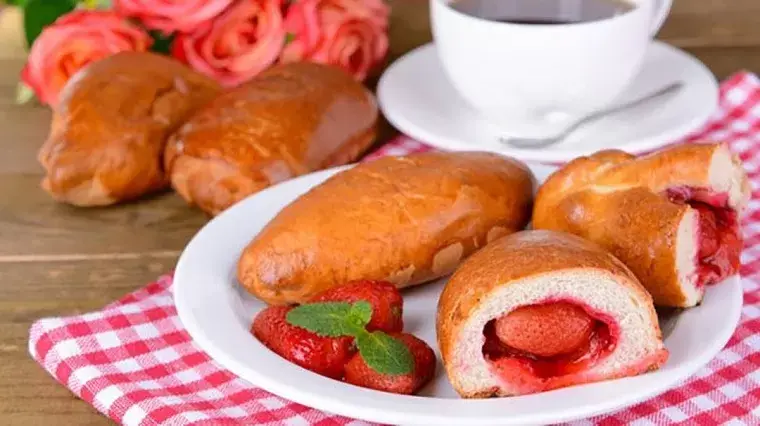 Вкусные и пышные слойки с клубникой: простой рецепт на каждый день
