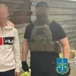 Обіцяв вивезти з-під обстрілів і зникав: на Харківщині затримали шахрая
