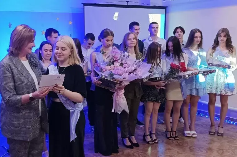 В Чугуєві пройшли перші випускні: Мінаєва привітала випускників