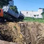 В Чугуєві комунальники засипали вирву від ворожої ракети