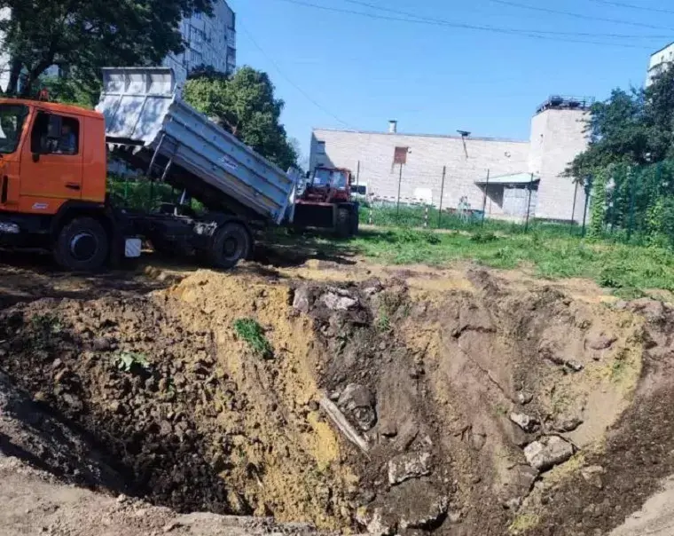 У Чугуєві комунальники засипали вирву від ворожої ракети