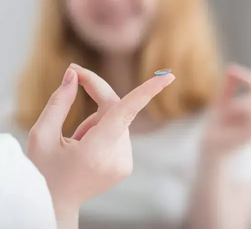 Як правильно підібрати контактні лінзи?