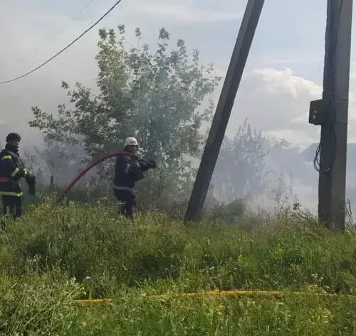 российские войска обстреляли Волчанск: спасатели тушили пожар под обстрелом