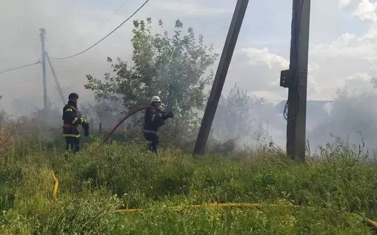 российские войска обстреляли Волчанск: спасатели тушили пожар под обстрелом