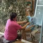 На Чугуївщині волонери плетуть сітки, в’яжуть і печуть для захисників