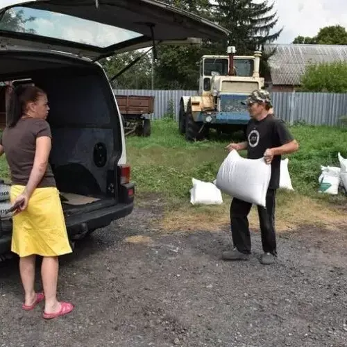 В Печенізькій громаді роздають комбікорми для свійських тварин