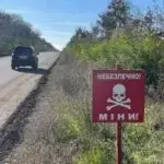 На Харківщині на вибухівці підірвались машина і трактор