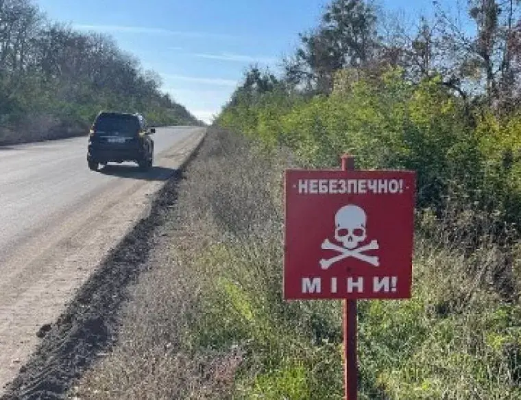 На Харківщині на вибухівці підірвались машина і трактор