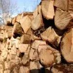 В Чкаловській громаді благодійники роздають дрова