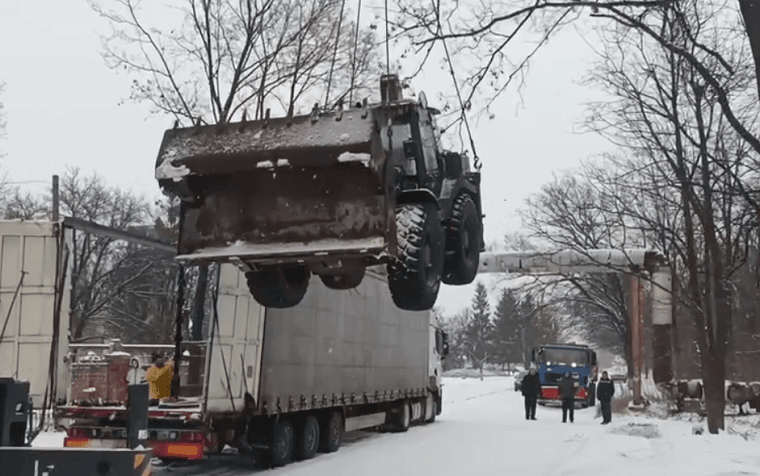 Чугуеввода получило в подарок экскаватор
