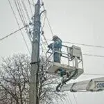 В Чугуєві відремонтували обірвані внаслідок обстрілу дроти