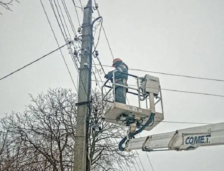 В Чугуєві відремонтували обірвані  внаслідок обстрілу дроти