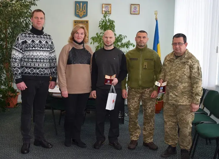 В Чугуеве вручили награды двум военнослужащим