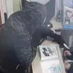 В Чугуєві чоловік з ножем пограбував магазин
