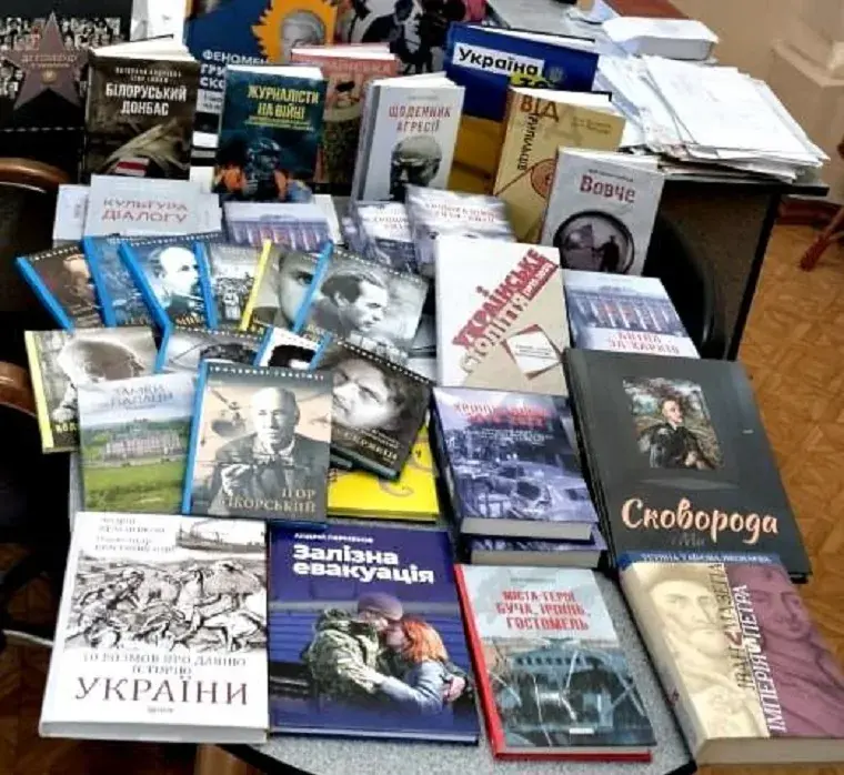Военные подарили Чугуеву подборку исторической литературы