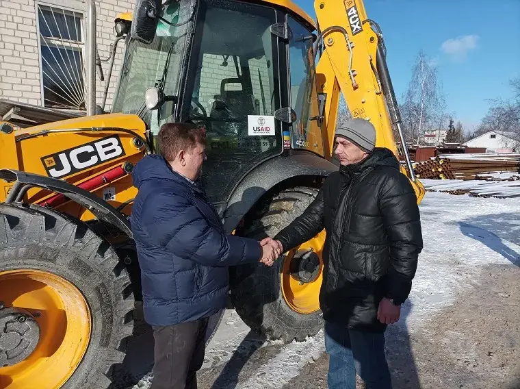 Чугуевские коммунальщики получили новый экскаватор-погрузчик
