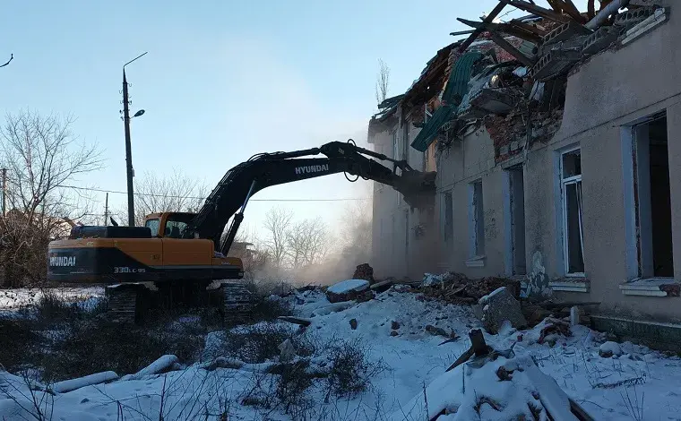 В Чугуеве сносят Дом культуры, где погибли волонтеры
