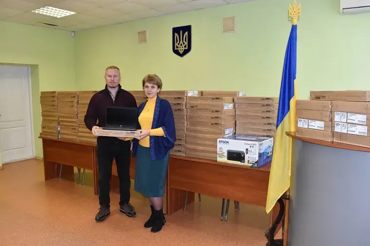 Печенізька громада отримала ноутбуки для навчання дітей