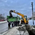 В Старому Салтові продовжують міняти водогін, зруйнований окупантами