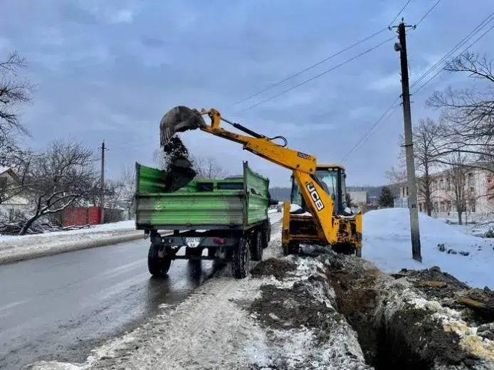 В Старом Салтове продолжают менять водопровод, разрушенный оккупантами