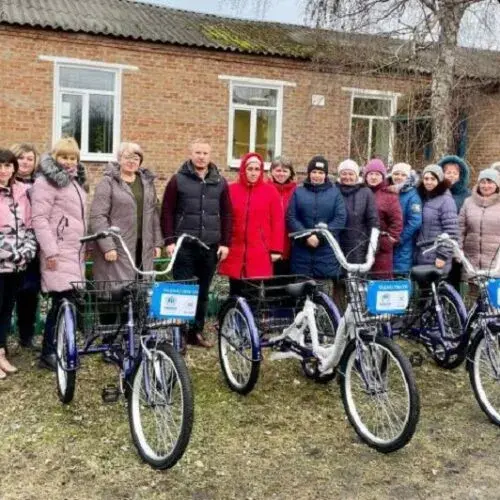 В Печенегах соцработникам подарили трехколесные велосипеды