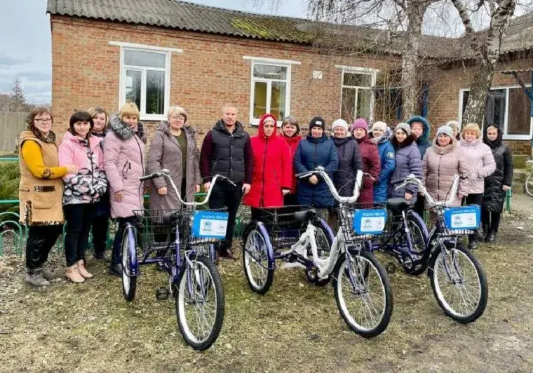 В Печенегах соцработникам подарили трехколесные велосипеды