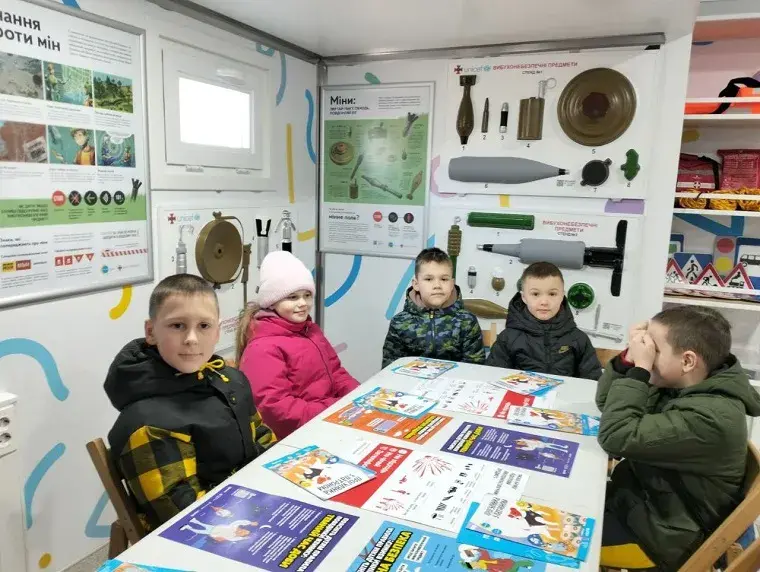 В Чугуєві для учнів ліцею провели заняття в «мобільному класі безпеки»