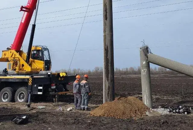В Чугуевском районе заменяют высоковольтные опоры