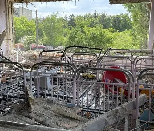 В Чугуеве воспитатели ликвидируют последствия обстрела 22 мая