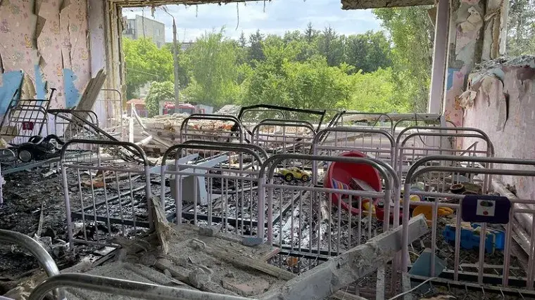 В Чугуєві вихователі ліквідують наслідки обстрілу 22 травня