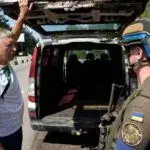 Прикордонники розповіли, як перевіряють автомобілі на блокпостах біля Харкова