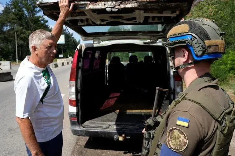 Пограничники рассказали, как проверяют автомобили на блокпостах возле Харькова