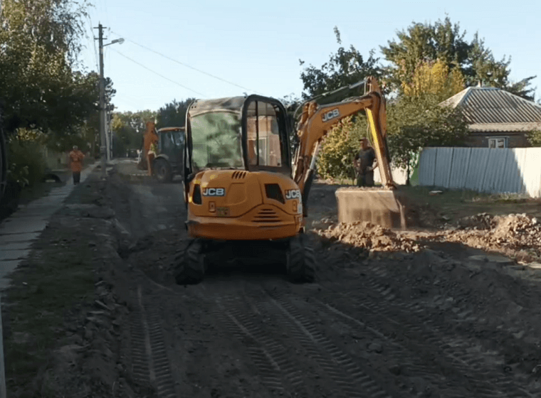 В Чугуєві завершуються роботи на водогоні по вулиці Мухіна