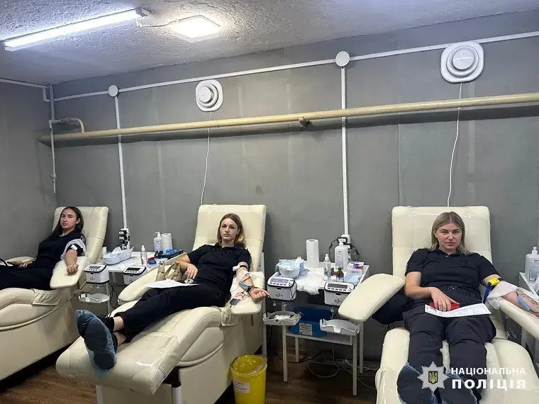 Поліцейські з Вовчанської громади стали донорами крові