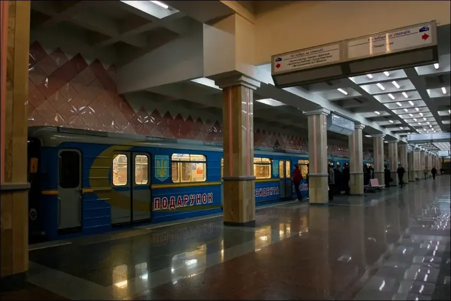 У харківському метро на рейках помер чоловік