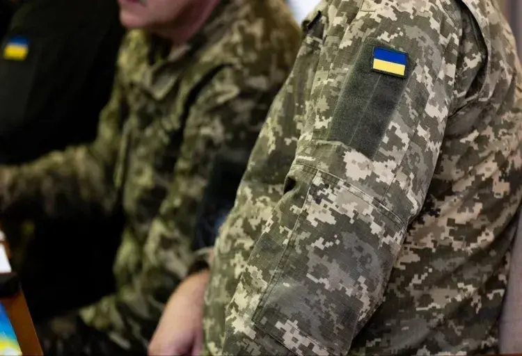 Использовал баллончик и ударил ножом: в Харькове напали на военнослужащего