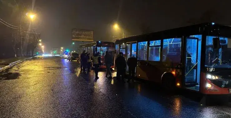 В Харькове обстреляли пассажирские автобусы: полиция разыскивает злоумышленников