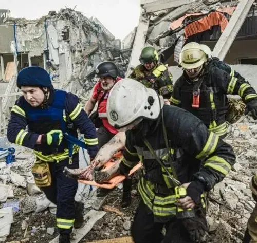 Наслідки удару по Харкову: триває пошук людей під завалами підприємства