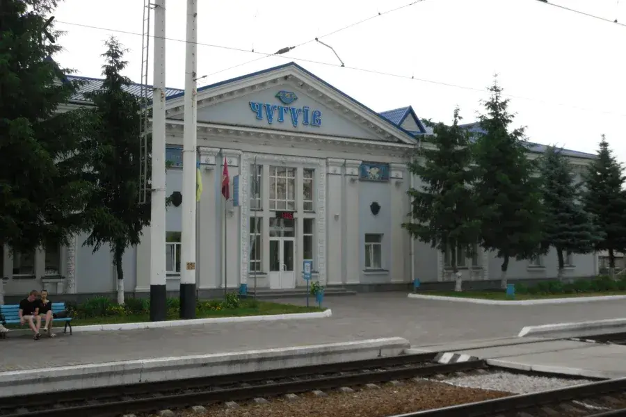 Дрон влучив у центр Чугуєва: вибух пошкодив десяток будинків
